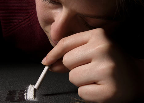 Person som sniffer kokain