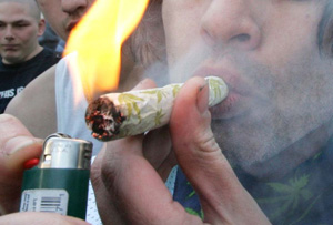 Person som røyker en joint